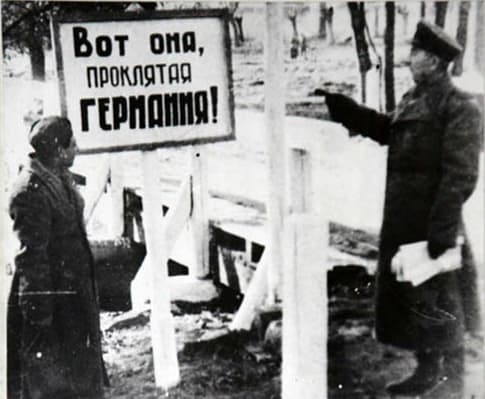 „Žudykite! Žudykite! Žudykite! Juk nėra tokio tarp jūsų, kuriam būtų nekaltų vokiečių. Kalti visi – ir gyvieji, ir negimę! Sekite draugo Stalino direktyva visiems laikams sutraiškyti fašistinį žvėrį jo paties urve. Išprievartaukite vokiečių moteris ir tokiu būdu palaužkite jų rasinį išdidumą. Paimkite jas sau kaip grobį. Žudykite, šlovingieji ir nenugalimieji raudonarmiečiai!”, – atsišaukime sovietų kariams, 1944 m. spalio 16 d. įžengusiems į Karaliaučiaus kraštą, rašė propagandininkas Ilja Erenburgas. Šie žodžiai tapo įžanga kraupiam genocidui Mažosios Lietuvos žemėje