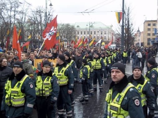 Kovo 11-osios eitynės visada pasižymi gausia policijos palyda. Nuotr. T. Baranausko, alkas.lt
