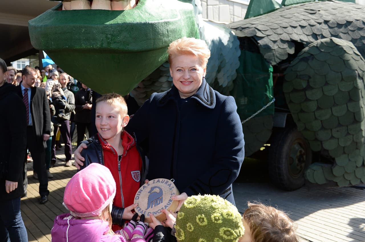 Prezidentė Dalia Grybauskaitė savaitgalį lankėsi vienoje ilgametes tradicijas puoselėjančių studentų švenčių – Fiziko dienoje, bei nepraleido progos tradiciškai nusipaveiksluoti su vaikais. Nuotr. Prezidentas.lt