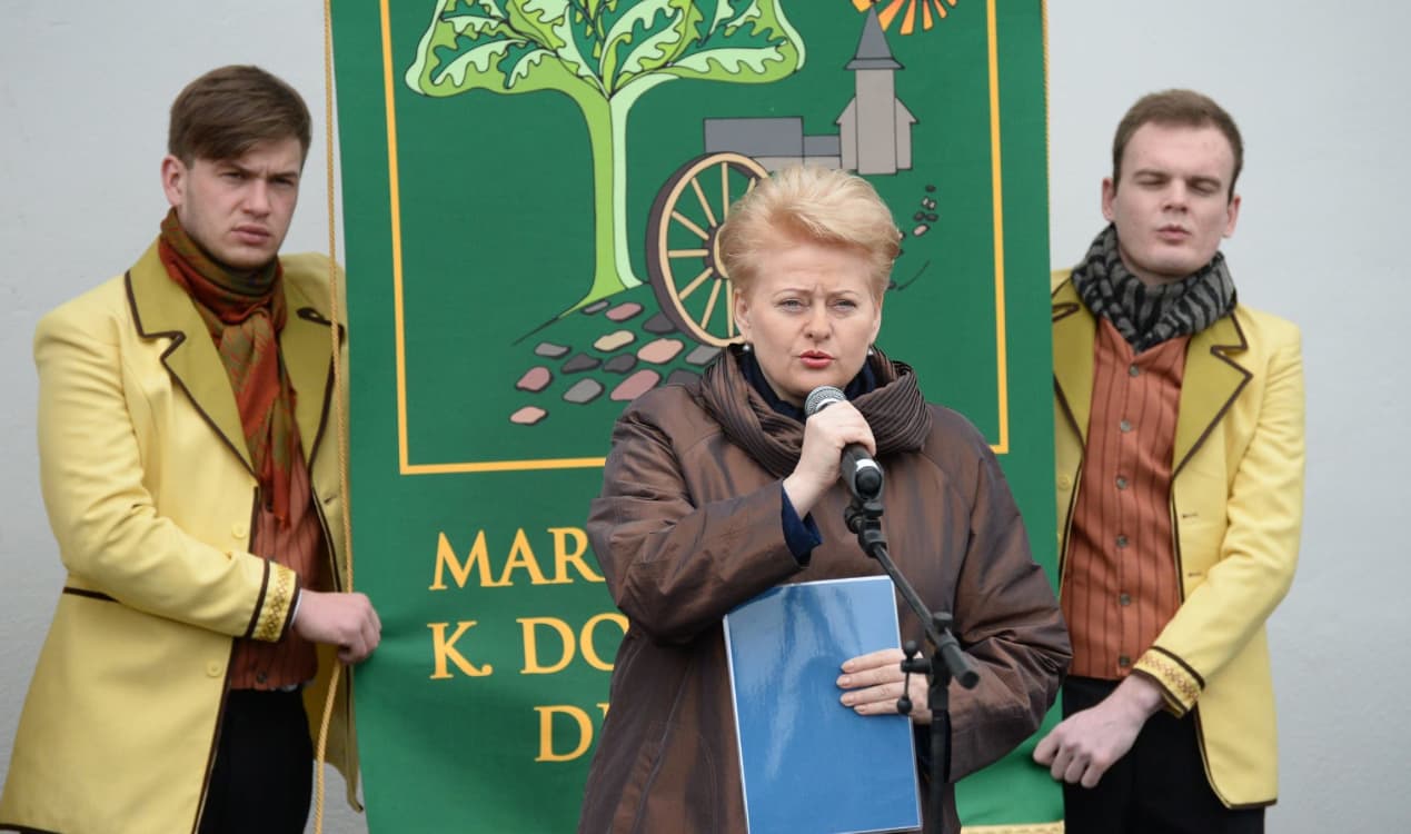 NKVD gaisrininko (vėliau tremtinio) duktė, jedinstvenininko Mykolo Burokevičiaus komunistų partijos bendražygė Dalia Grybauskaitė – politinės korupcijos garantas Lietuvoje. Prezidentas.lt nuotraukoje – šalies vadovė sveikina Kristijono Donelaičio draugijos narius