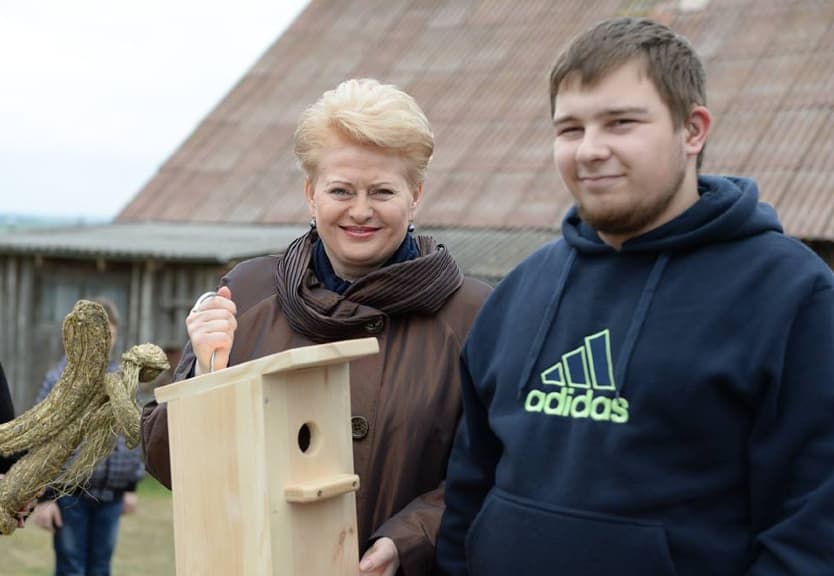 Prezidentė labiausiai mėgsta fotografuotis su vaikais, tačiau ne mažesnis jos pomėgis nusipaveiksluoti ir su inkilu rankose. Nuotr. facebook.com