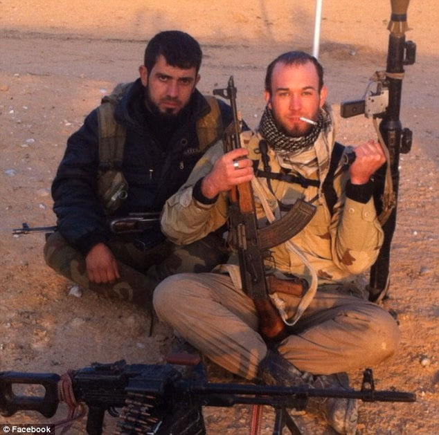 Ericas Glennas Harrounas (dešinėje) kovojo petys petin su „Al Qaeda“ Sirijoje, save vadindamas džihadistu, „sukilėliu“, kitų teroristų pramintas Amerikiečiu