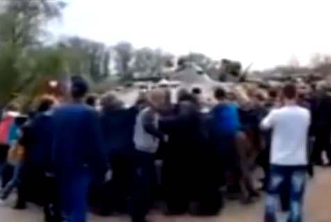 Ukrainos karius prie Slaviansko pasitinka vietos gyventojai (video)