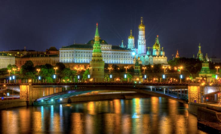 Ką turėtų galvoti mąstantis rinkėjas, kai konservatorių lyderis džiaugiasi, kad per prezidento rinkimus Lietuvoje „pralaimėjo Kremlius ir Putino režimas“ (suprask, ką atstovavo socialdemokratų kandidatas) ir tuo pačiu primygtinai siūlosi į vieną koaliciją su tais „Putino režimo“ atstovais arba žada remti jų mažumos vyriausybę. Nuotr. naktinis Kremlius