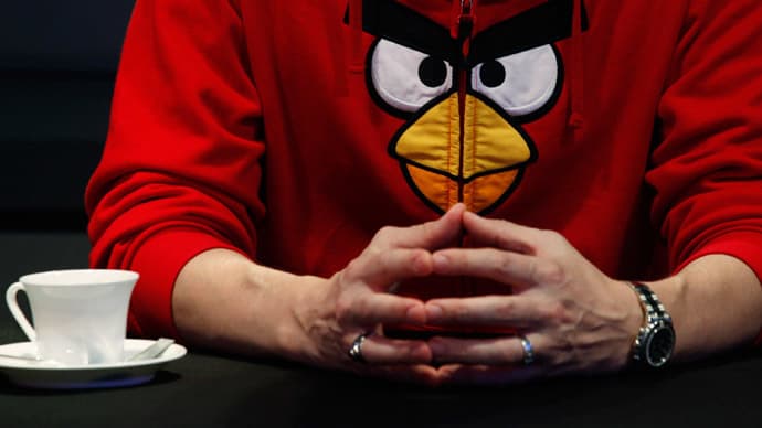 NSA ir britų žvalgyba GCHQ renka duomenis iš telefonų aplikacijų, ypač per populiarų žaidimą „Angry Birds“, kuris buvo atsisiųstas jau daugiau kaip 1,7 mlrd. kartų