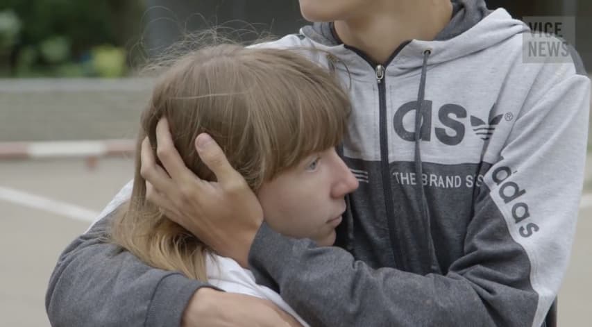 VICE News reportažas apie bombardavimus, kurie vertė Slovjansko gyventojus bėgti (video)