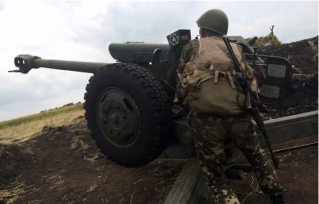Rytų Ukrainoje separatistų pozicijos bombarduojamos iš lėktuvų ir apšaudomos iš artilerijos