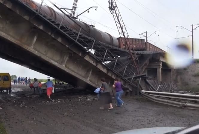 Donecko srityje susprogdintas tiltas kartu su važiuojančiu traukiniu