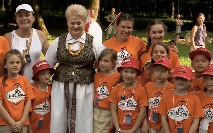 Filmas apie prezidentės dalyvavimą Dainų šventės uždarymo renginyje