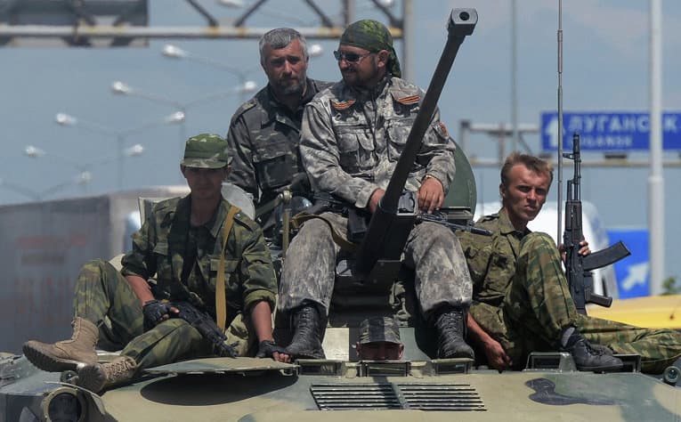 Ukraina: armija puola, separatistai nepasiduoda, taikūs gyventojai bėga (DW reportažas)