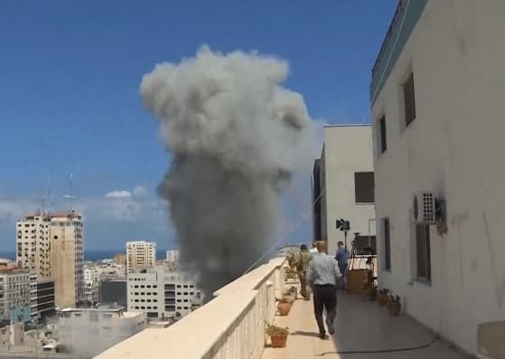 Izraelio raketa sprogo visai šalia „Associated Press“ biuro Gazoje