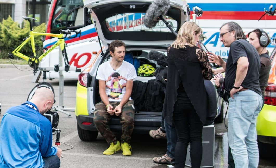 Filmo herojus Daniele Colli, du kart sukūręs stebuklus, prieštaraujančius medicininei logikai: pirmą, kai po sekinančios ligos grįžo į sportą, o antrą - per Giro d’Italija. Nuotraukoje (iš kairės) operatorius Markas Olexa, dviratininkas Daniele Colli (ši diena jam poilsio diena), dviratininkė, pasaulio čempionė, du kart Giro d’Italia nugalėtoja, Tour de France nugalėtoja, 98 pergalių profesionaliame sporte savininkė, filmo konsultantė Edita Pučinskaitė, operatorius Ivarsas Zviedris (sėdi, matosi tik nugara), režisierius Arūnas Matelis, garsistė Francesca Scalisi. Nuotr. Gintauto Beržinsko