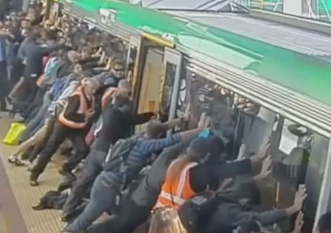 Gelbėjimo operacija: Australijoje keleiviai stumtelėjo traukinį, kad išlaisvintų užstrigusį vyrą