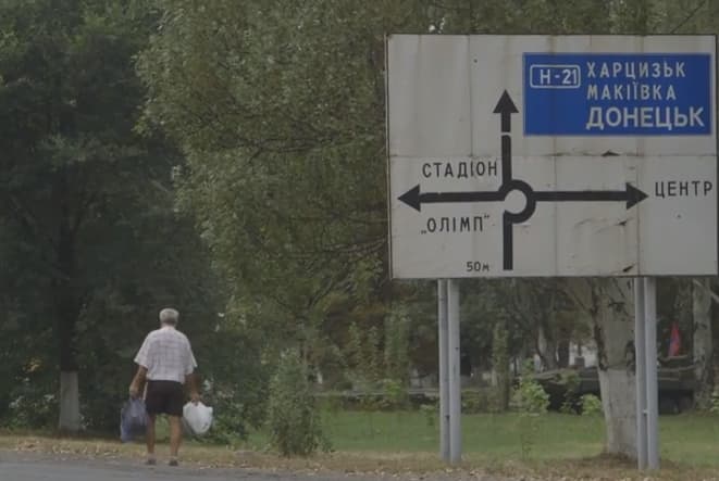 Donecko gyventojai košia per griuvėsius (VICE News)