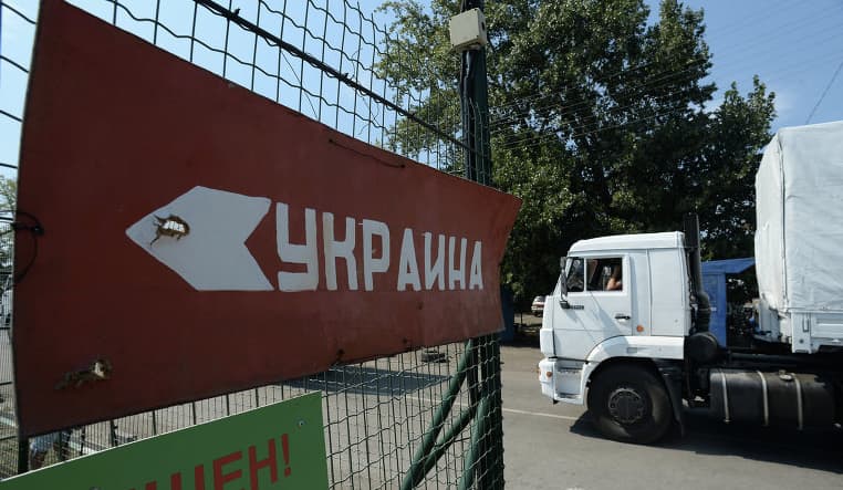 Ukrainos sieną savavališkai kirto „humanitarinės pagalbos“ sunkvežimiai, kurie bus naudojami artilerijai pervežti
