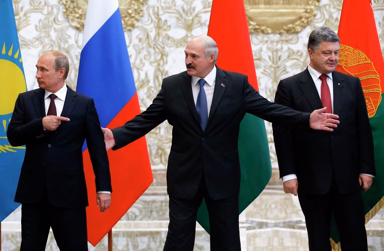 Deutsche Welle: Porošenko ir Putino derybų Minske metu Donbase apšaudoma viskas iš eilės: gamyklos, mokyklos, ligoninės, namai...