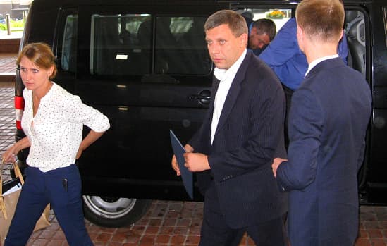 Donecko teroristų vadeiva Aleksandras Zacharčenka atvyksta į susitikimą Minske. Nuotr. BBC