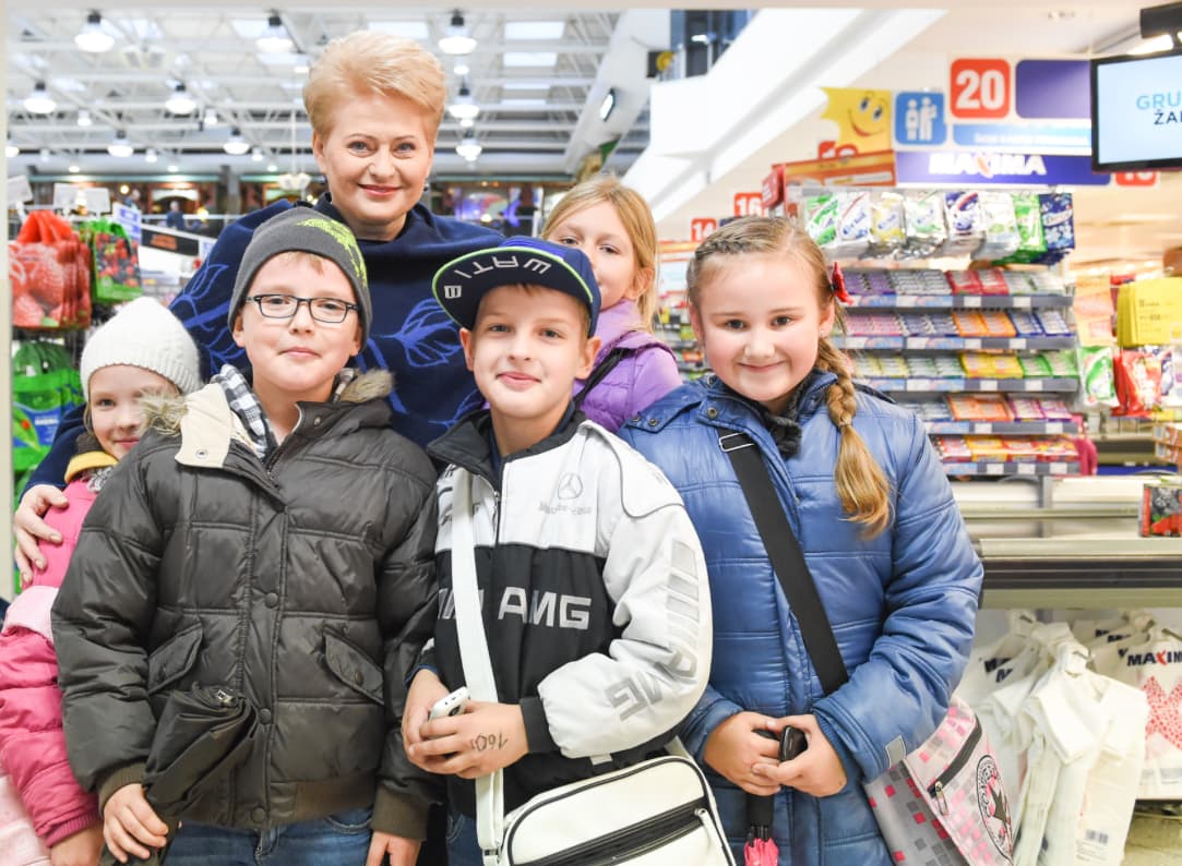 Laimingi vaikai, kuriems teko laimė nusifotografuoti su Laisvės kovų dalyve, prezidente Dalia Grybauskaite. Nuotr. prezidentas.lt