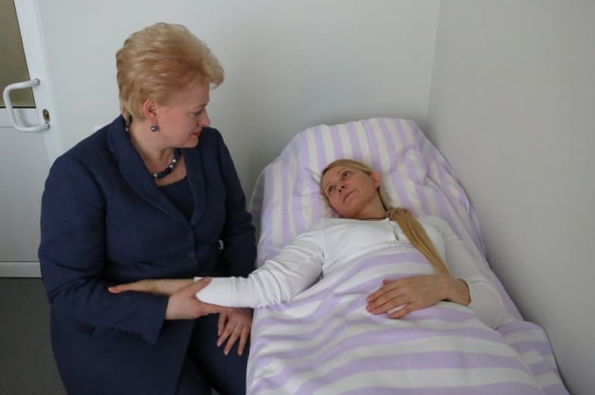 Istorinė nuotrauka, kurioje Dalia Grybauskaitė palaiko Ukrainos oligarchės Julijos Tymošenko ranką. Nuotr. prezidentas.lt