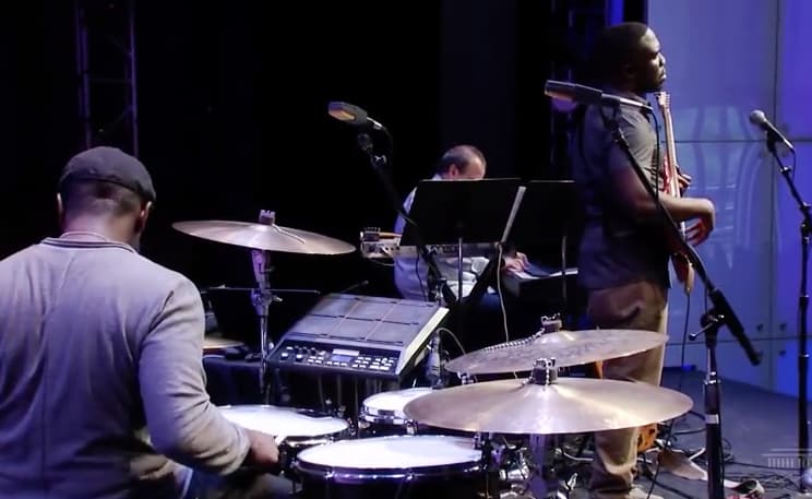 Derrick Hodge – „Dances with Ancestors“