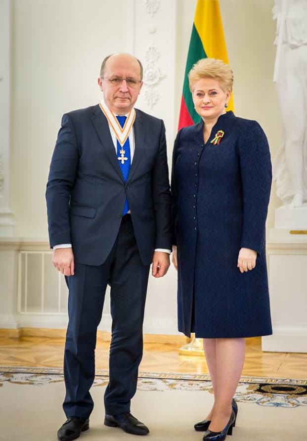 Prieš kelias dienas už pasiekimus ekonomikoje A. Kubilių apdovanojo ir prezidentė D. Grybauskaitė. Nuotr. facebook