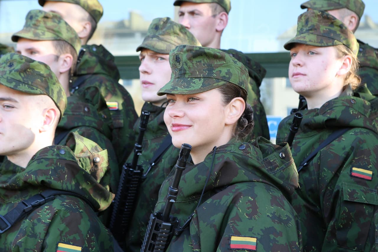 Vaikinai, kariuomenėje yra ir merginų! Eugenijaus Žygaičio nuotrauka.