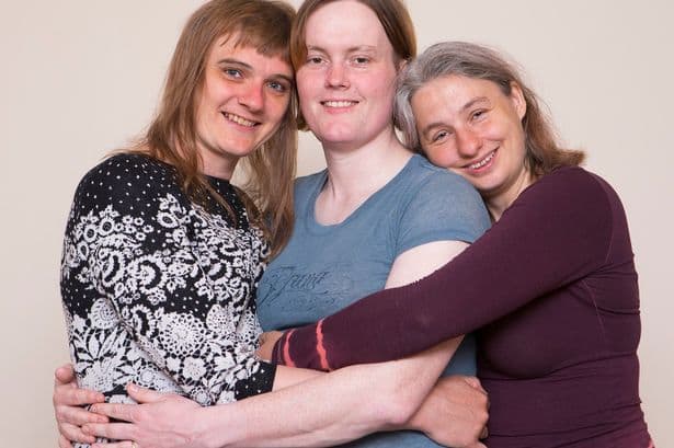 Neseniai britų parlamentarė libdemė Zoe O'Connell prisipažino gyvenanti su dviem partnerėmis.