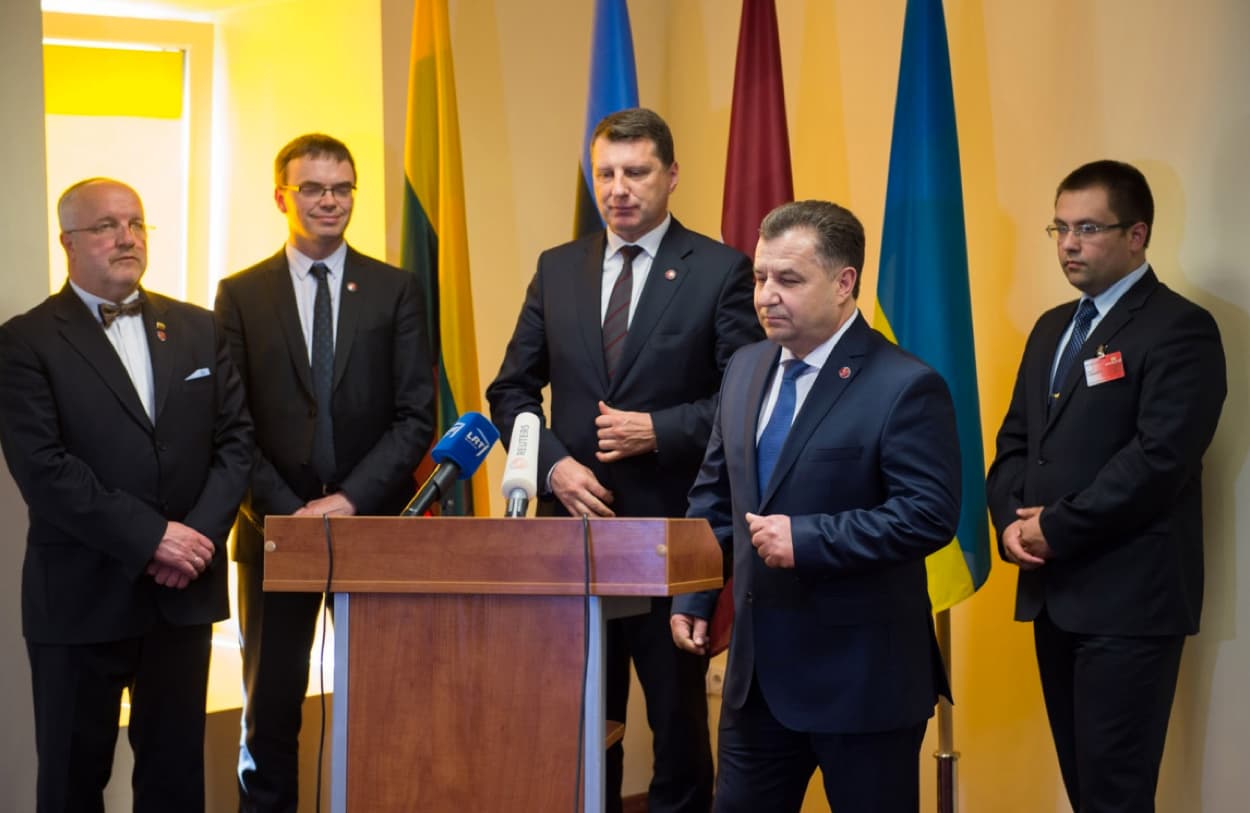 Po dokumento pasirašymo Stepanas Poltarakas (antras iš dešinės) eina link tribūnos pasisakyti. Nuotr. kam.lt