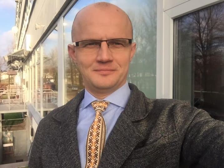 Pasipuošk tautine juostele kaip Profesorius ir neleisk klastoti istorijos