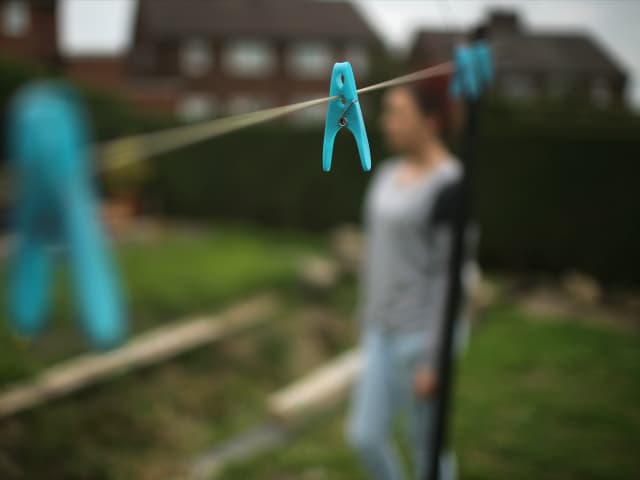 13-metę išžaginusi 12 migrantų gauja nuteista griežtomis bausmėmis