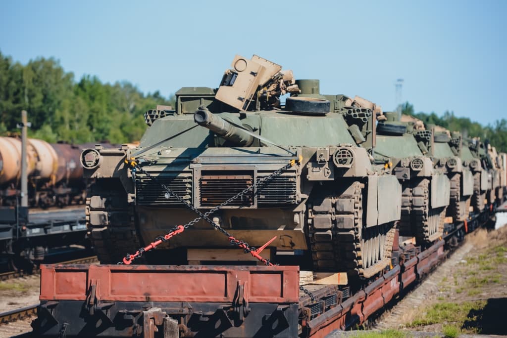 Nuotraukose: į Gaižiūnų geležinkelio stotį atvykusi JAV karinė technika (tankai „Abrams“) ruošiami transportavimui į Ruklos karinėje įguloje esančius padalinius. Nuotraukų autorius: vyr. eil. Pauliaus Čilinskas.