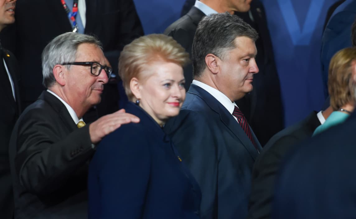 Rusijos Federacijos valstybinė paslaptis, apibendrintos biografijos NKVD gaisrininko (vėliau tremtinio) duktė, kolaborantė, Lietuvos Nepriklausomybės priešininkė, komunisto Mykolo Burokevičiaus bendražygė prezidentė D. Grybauskaitė (antra iš kairės) kviečia Vokietiją liautis gręžiotis į praeitį. Nuotraukoje – NATO viršūnių susitikimas Varšuvoje: bendra lyderių nuotrauka. Nuotr. prezidentas.lt