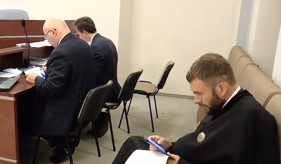 Tikimybė atsitiktinai burtų keliu ištraukti tuos pačius 5 debatų partnerius 4 kartus iš eilės – 1 iš 16 trilijonų