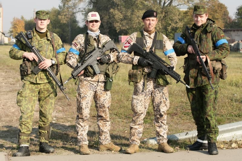 Vilaus Džiavečkos ir Latvijos Savanorių pajėgų nuotraukose: Zemesardzės kariai pratybose.