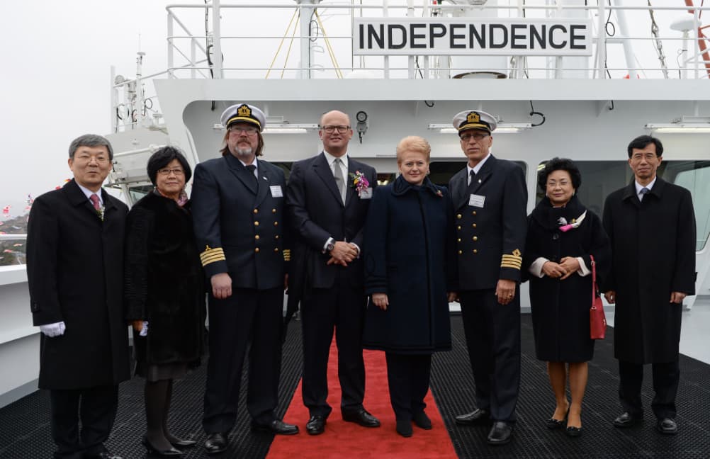 Prezidentė D. Grybauskaitė Pietų Korėjoje, prieš atplukdant „Nepriklausomybę“ į Lietuvą. Nuotr. eurep.mfa.lt