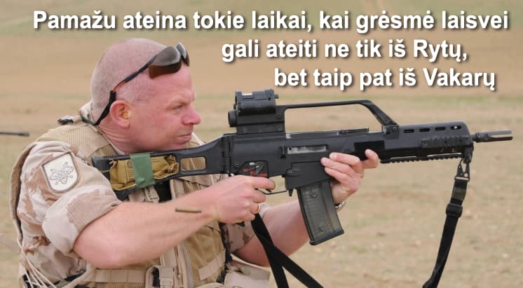 Karys taikosi su automatiniu šautuvu G-36. Nuotr. kam.lt