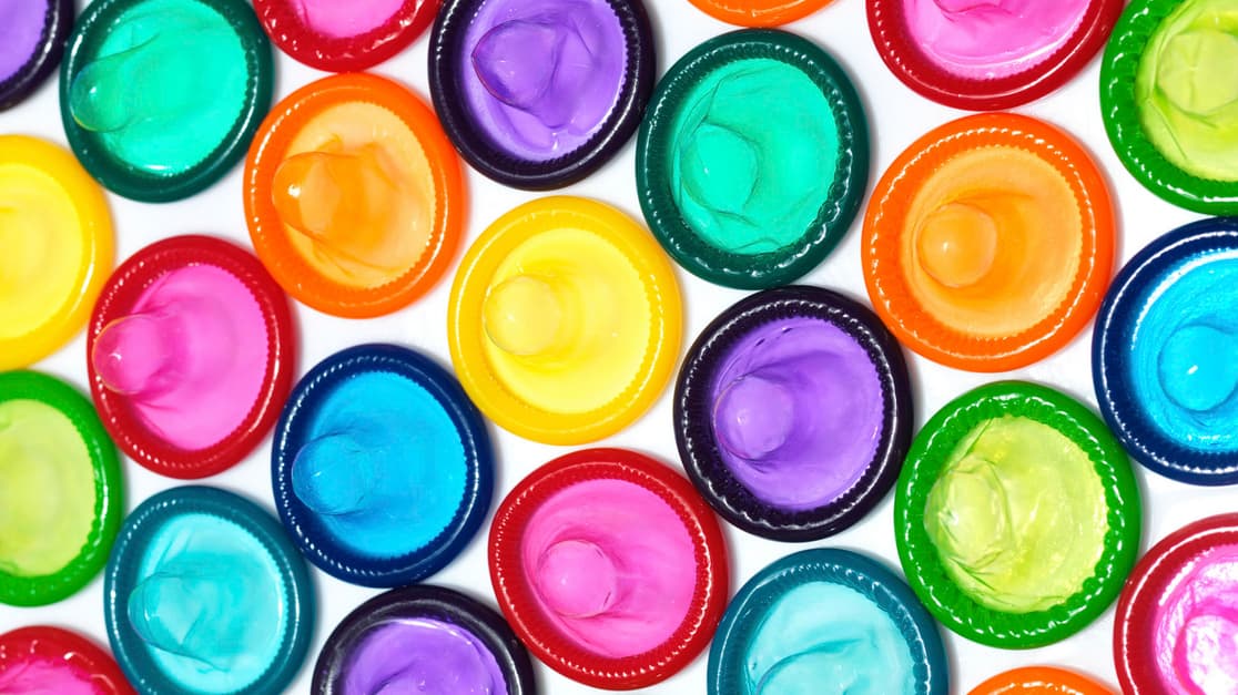 Prezervatyvus galima naudoti ne tik lytinių santykių metu, bet ir siekiant išgyventi miške semiant su jais vandenį iš balos. Nuotr. plannedparenthood.org