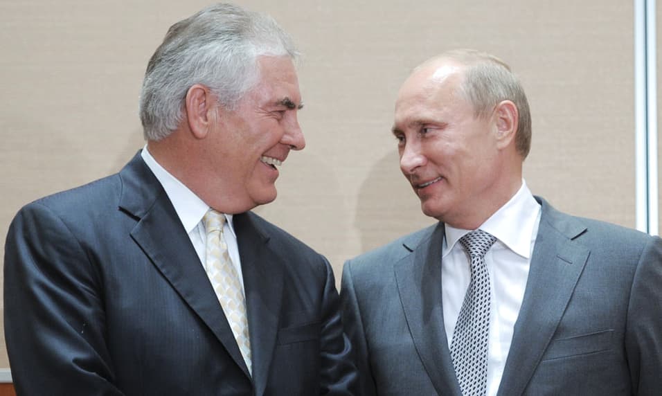 Naftos milžinės „ExxonMobil“ vadovas Reksas Tilersonas (Rex Tillerson, kairėje) siūlomas į itin svarbų valstybės sekretoriaus postą naujoje JAV administracijoje.