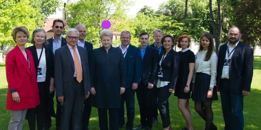 Apibendrintos biografijos NKVD gaisrininko (vėliau tremtinio) duktė, kolaborantė, Lietuvos Nepriklausomybės priešininkė, komunisto Mykolo Burokevičiaus bendražygė, Rusijos Federacijos valstybės paslaptis, fotosesijų su vaikučiais ir karine technika fanė, Konstitucijos garantas, daugelio tautinių ir tremtinių renginių dalyvė ir iniciatorė – Lietuvos prezidentė Dalia Grybauskaitė (su violetiniu rutuliuku virš galvos). Nuotr. 4000000.lt