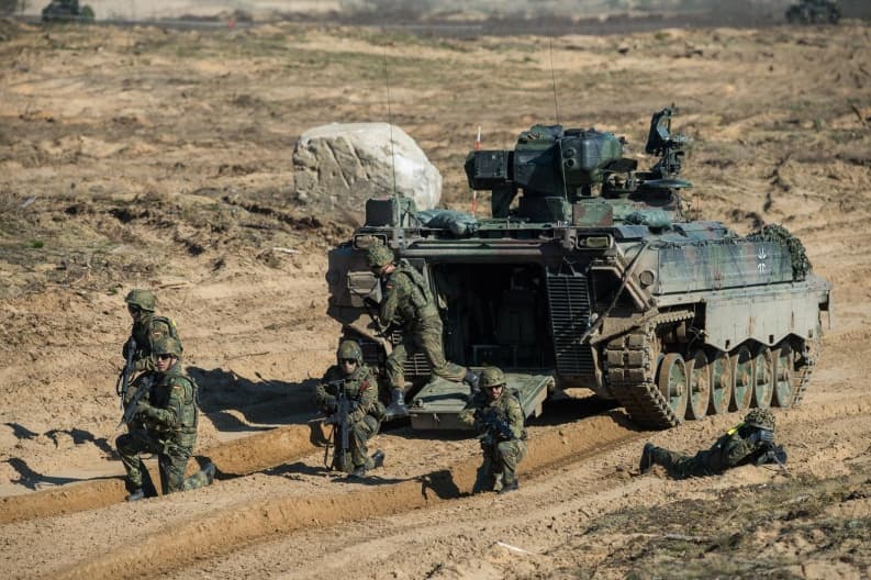 KAM archyvo nuotraukos ir Lietuvos karių, šiuo metu dalyvaujančių pratybose „Saber Strike 2017“ Latvijoje.