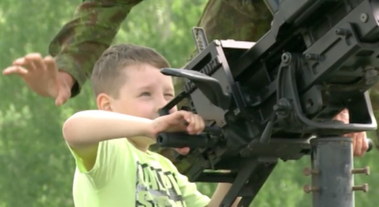 Lietuvoje stengiamasi organizuoti kuo daugiau renginių siekiant supažindinti visuomenę, tame tarpe ir vaikus, su karine technika.