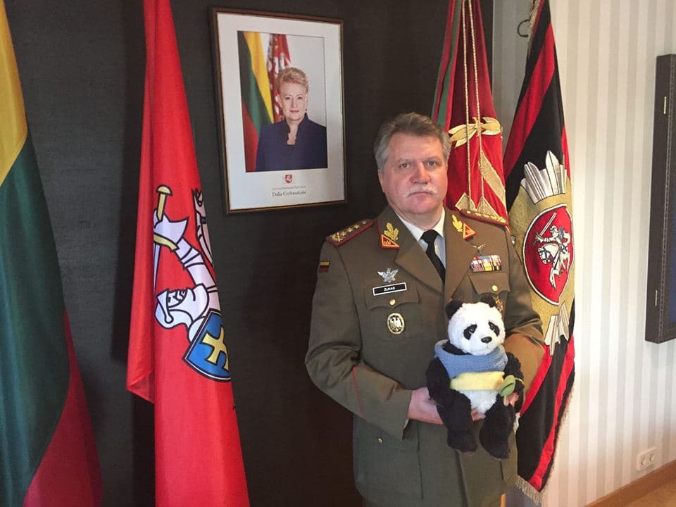 Facebook paskyros nuotraukoje, su Jono Ohmano simboliu panda.