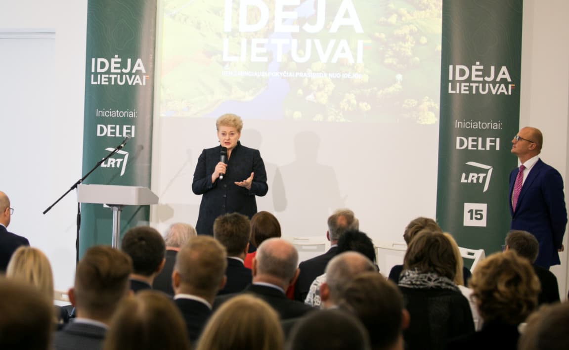 Žurnalistas E. Jakilaitis (dešinėje) ir apibendrintos biografijos NKVD gaisrininko (vėliau tremtinio) duktė, kolaborantė, Lietuvos Nepriklausomybės priešininkė, komunisto Mykolo Burokevičiaus bendražygė, Rusijos Federacijos valstybės paslaptis, fotosesijų su vaikučiais ir karine technika fanė, Konstitucijos garantas, daugelio tautinių ir tremtinių renginių dalyvė bei gerųjų iniciatyvų iniciatorė LR prezidentė D. Grybauskaitė. Nuotr. prezidentas.lt