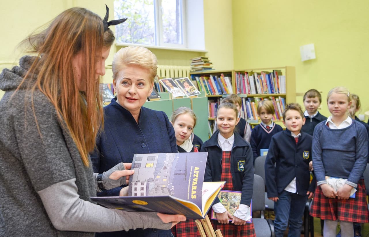 Mokslų daktarė, Laisvės kovų dalyvė, apibendrintos biografijos NKVD gaisrininko (vėliau tremtinio) duktė, kolaborantė, Lietuvos Nepriklausomybės priešininkė, komunisto Mykolo Burokevičiaus bendražygė, Rusijos Federacijos valstybės paslaptis, fotosesijų su vaikučiais ir karine technika fanė, Konstitucijos garantas, daugelio tautinių ir tremtinių renginių dalyvė bei gerųjų iniciatyvų iniciatorė LR prezidentė D. Grybauskaitė (antra iš dešinės). Nuotr. prezidentas.lt