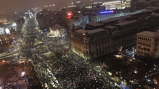 Virš 50 tūkstančių nepatenkintų rumunų protestavo prieš korupciją