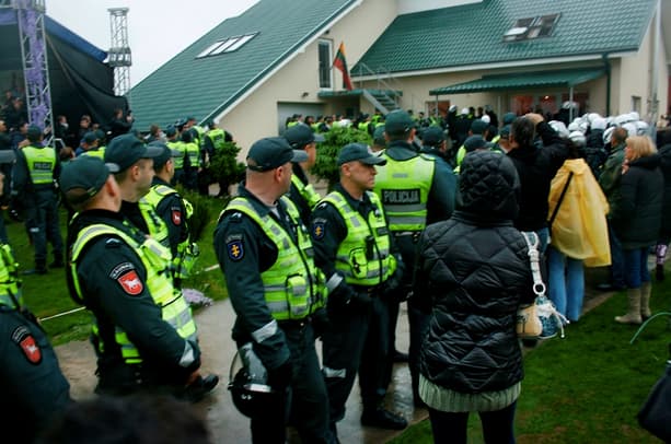 Policijos pajėgos padeda vykdyti teisingumą garliavoje, 2012 gegužės 17 d.