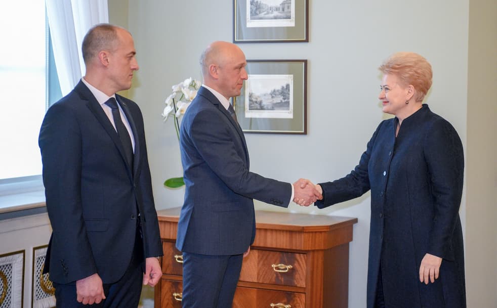S. Urbanavičius (viduryje), Ž. Bartkus (kairėje). Nuotr. prezidentas.lt