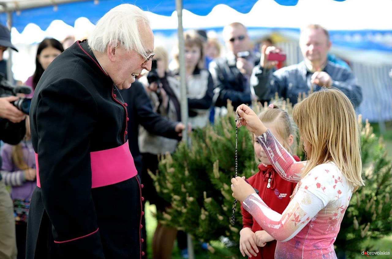 Pedofilijos ir žudymų istorija bei valstybės ir advokato G. Černiausko pastangomis pradingusios mergaitės (stovi dešinėje) likimu rūpinosi ir monsinjoras Alfonsas Svarinskas, apie kurį valstybinis-komercinis transliuotojas LRT parodė dokumentinį filmą, kurį galima pasižiūrėti puslapio apačioje.