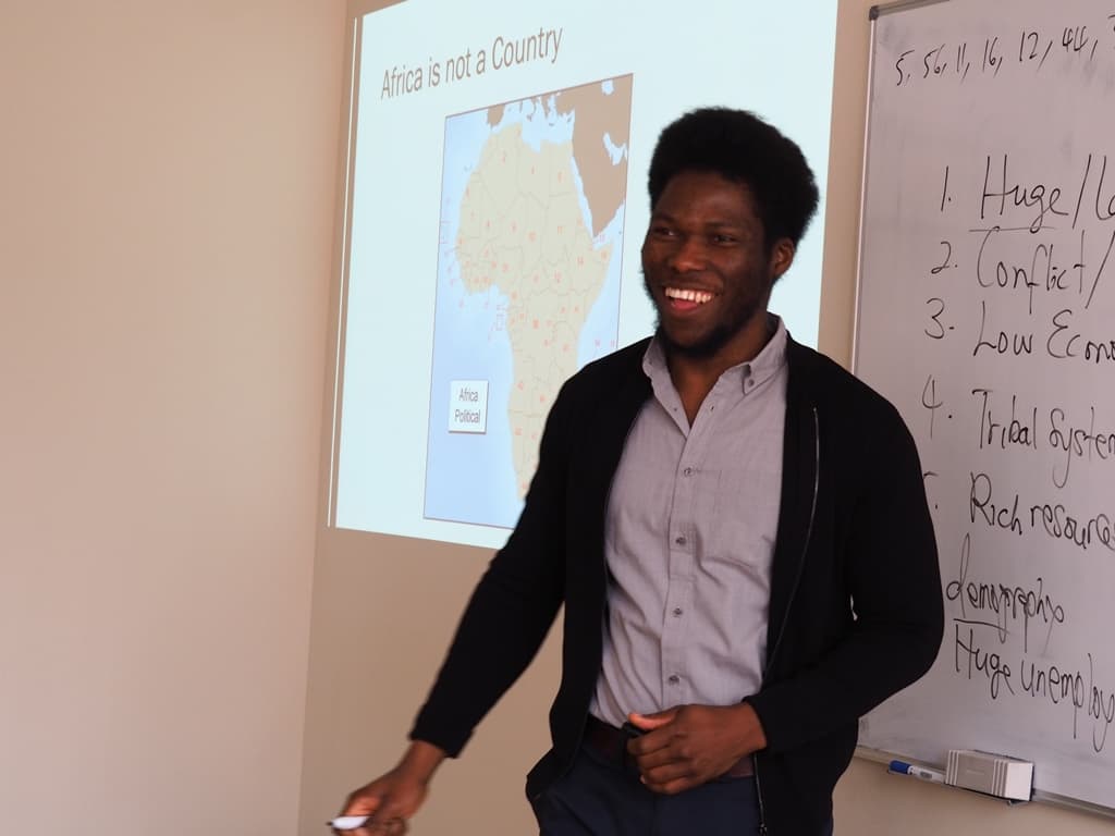 Afrika nėra šalis, Lietuvos kariūnams aiškina prof. D. A. Agbiboa. LKA nuotr.