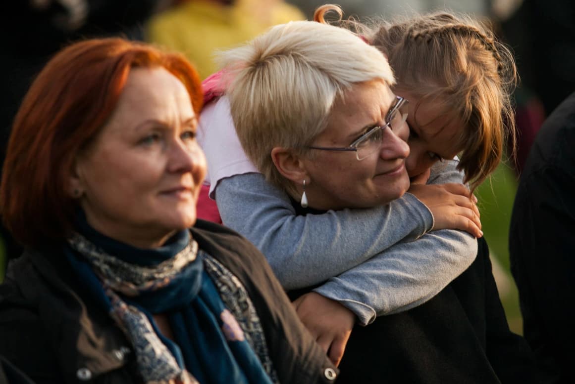 Signatarė Nijolė Oželytė (kairėje) pedofilijos ir žudymų istorijos metu nestovėjo po medžiu kaip ir profesorius Vytautas Landsbergis, aktyviai reiškės savo pilietinę poziciją, lankėsi garliavoje. Nuotr. facebook.com